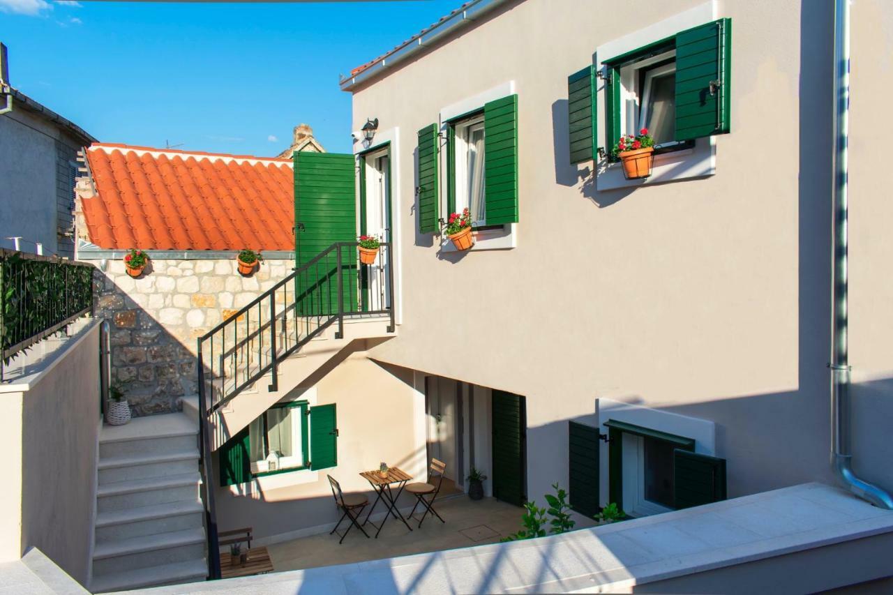 Zlatin Dvor - Apartments For 3, Terrace, Trogir Center, Beach At 5-Min, Bike Friendly Dış mekan fotoğraf
